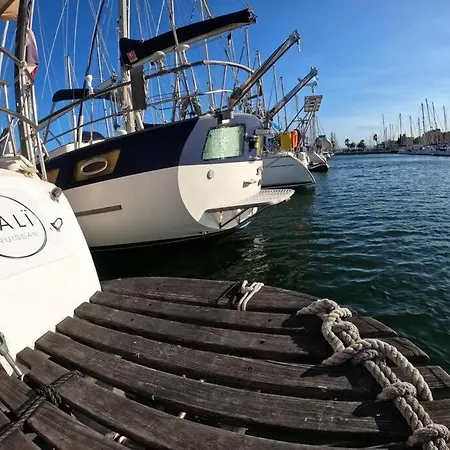Botel Voilier Traditionnel, Confort Et Au Calme Gruissan